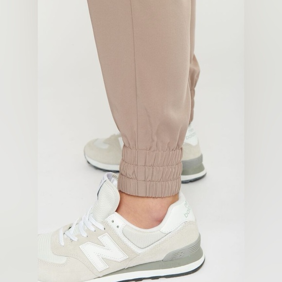 💛 Dynamite Taupe Jogger Pants (xs)🧡 - Picture 4 of 7
